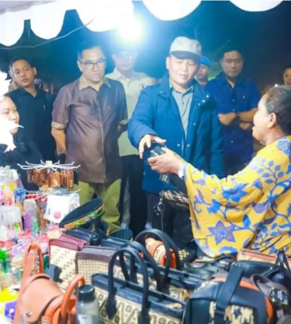 Screenshot-2025-08-11-at-11-51-52-Gubernur-Tinjau-UMKM-di-Huma-Betang-Night-lensakalteng