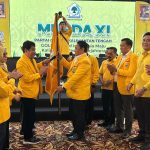 Edy Pratowo menerima bendera Golkar Kalteng tanda sebagai Ketum DPD Golkar