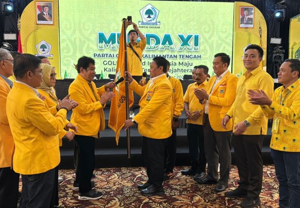 Edy Pratowo menerima bendera Golkar Kalteng tanda sebagai Ketum DPD Golkar