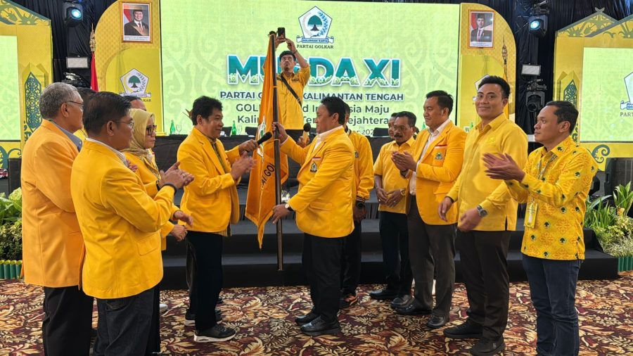 Edy Pratowo menerima bendera Golkar Kalteng tanda sebagai Ketum DPD Golkar